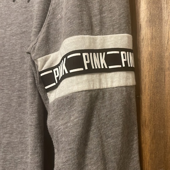 Pullover shirt with 3/4 length sleeves. - Picture 4 of 4